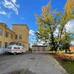 Старый дуб в больничном городке в Устье в аварийном состоянии.